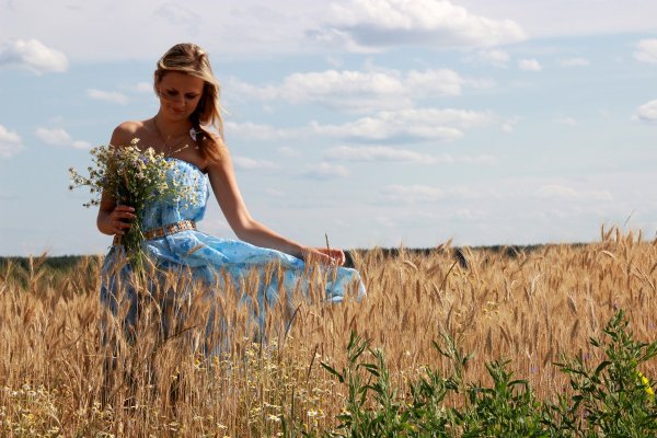 Девушка в поле