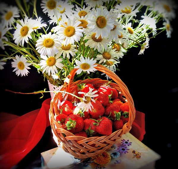 Клубника и ромашки