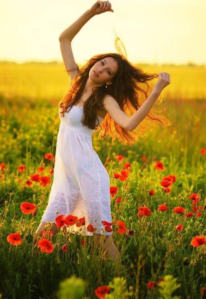 Девушка в цветочном поле