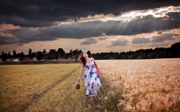 Девушка в желтом