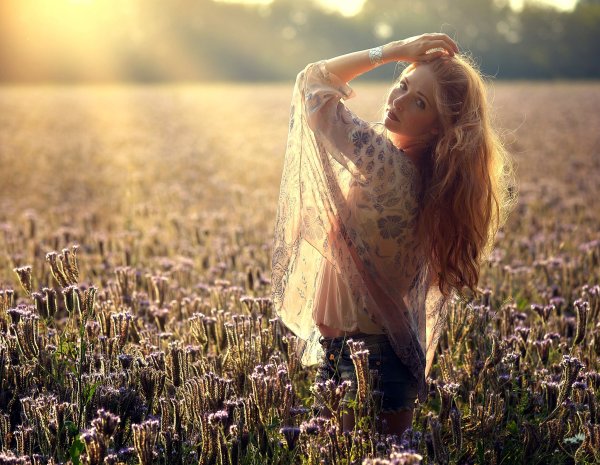 Девочка в поле