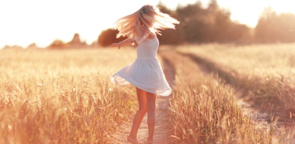 Девушка в платье летом