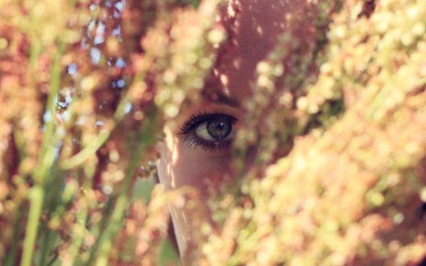 Красивые глаза на фоне природы