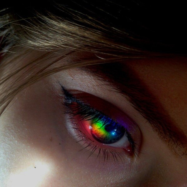 Девушка с радужными глазами