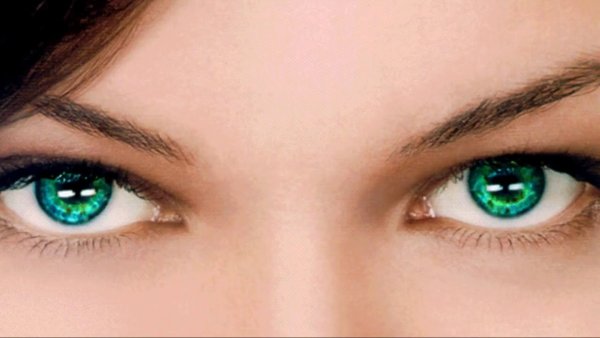 Женские зеленые глаза