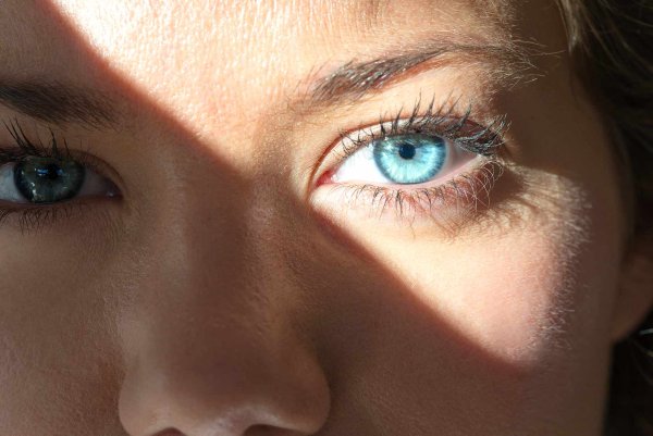 Голубые глаза женские
