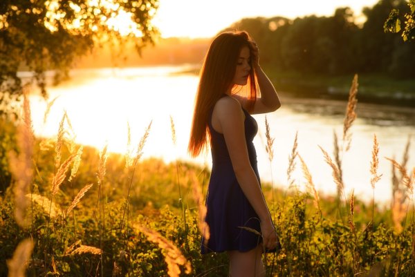 Девушка брюнетка на природе