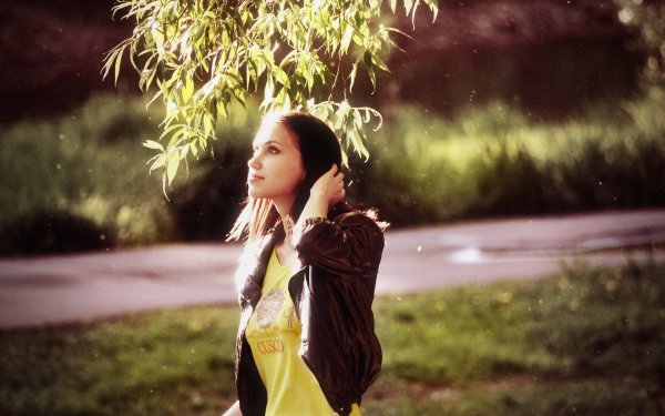 Красивые девушки на природе