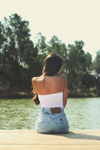 Девушка брюнетка со спины с цветами