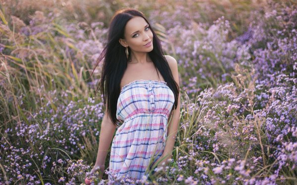 Брюнетка в очках с короткими волосами