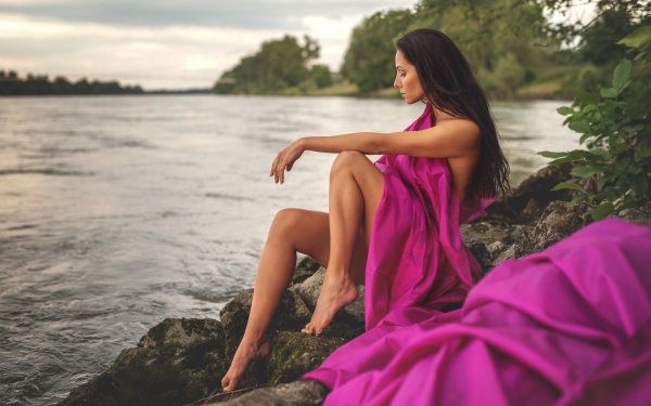 Девушка в воде соблазнительная