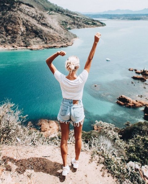 Шляпа на песке