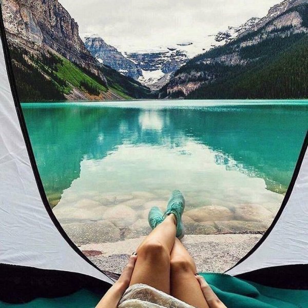 Девушка в бассейне с арбузом