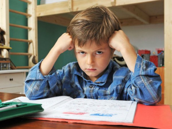 Недовольный школьник