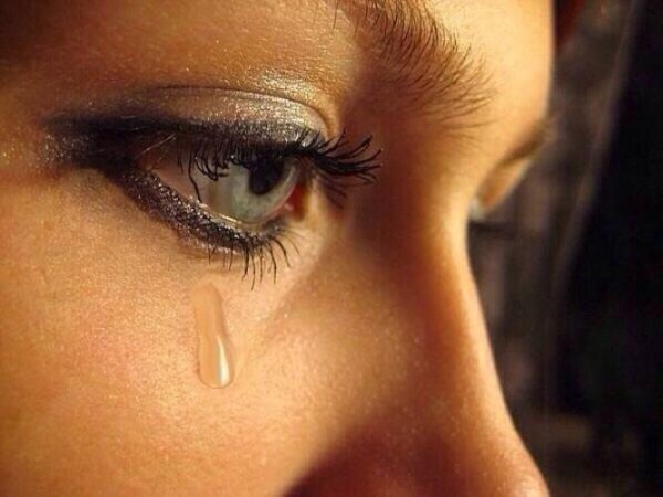 Девушка Ива плачет