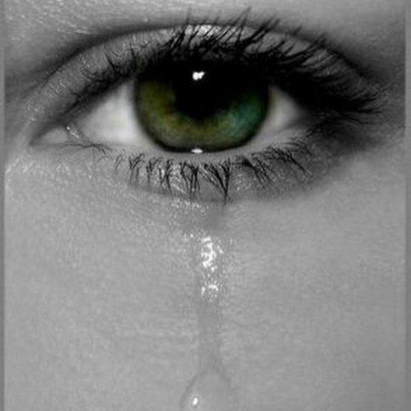 Заплаканные глаза парня
