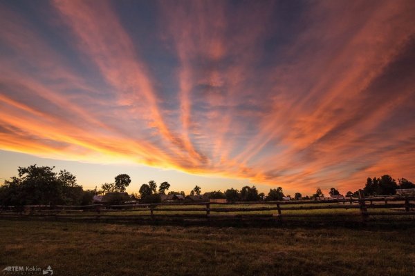 Красивый закат в деревне