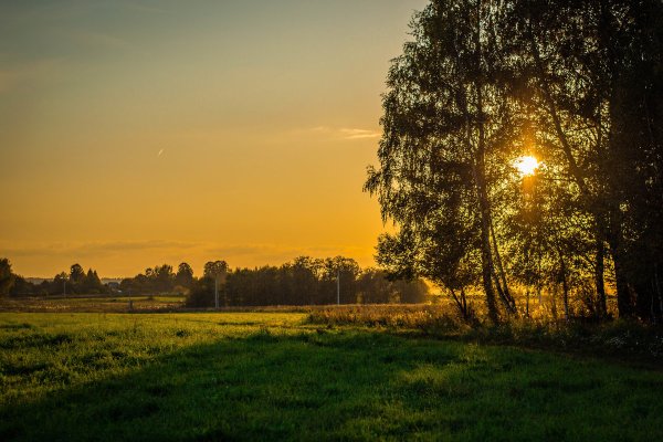 Красивый закат в деревне