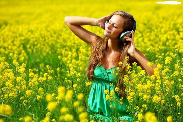 Девушка в зеленом поле