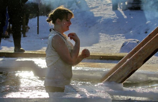 Купание в проруби на крещение 2019