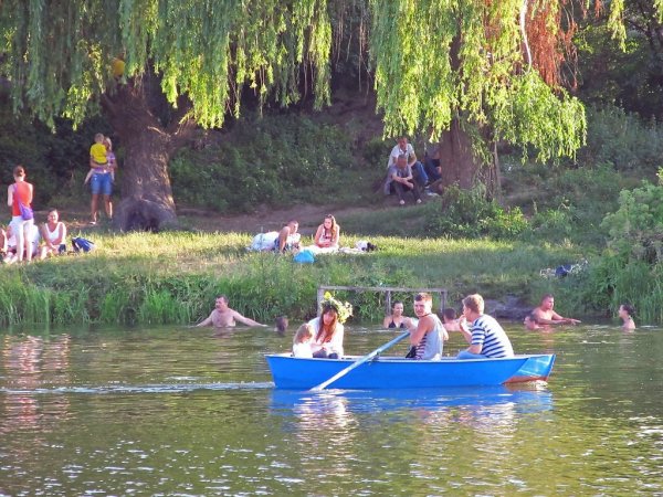 Отдыхают у реки