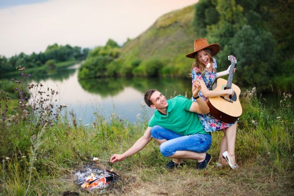 Лето люди купаются