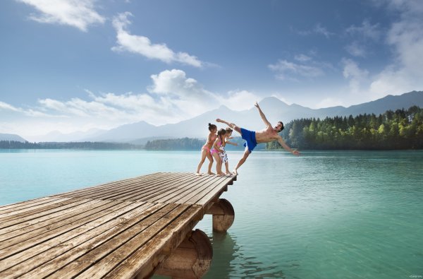 Детский лагерь на реке