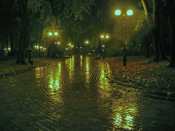 Город после дождя вечером