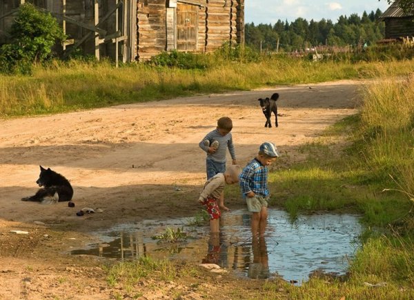Дети бегут в деревне