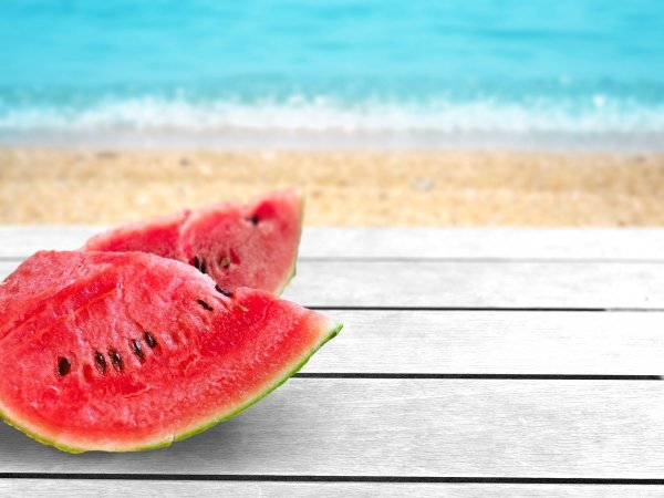 Арбуз на берегу моря