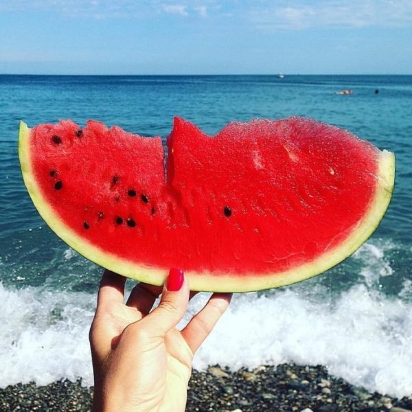 Арбуз на фоне моря