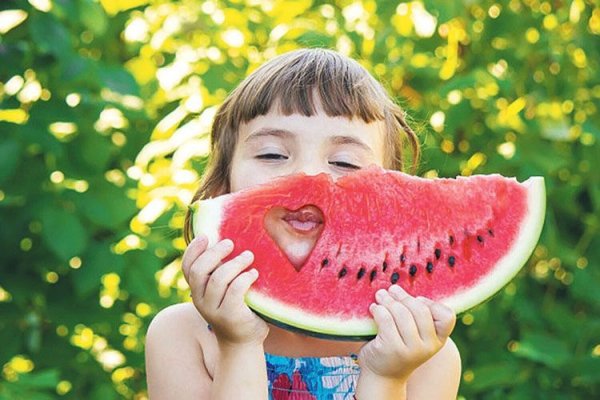 Фотосессия с арбузом на море