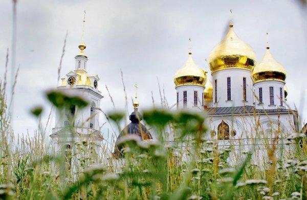 Православный храм летом