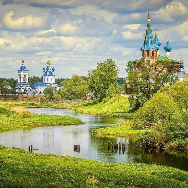 Храм Николая Чудотворца у реки в Подмосковье