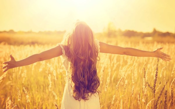 Бегущая девушка живопись