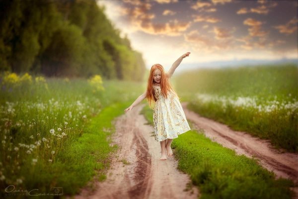 Счастливая девушка в поле