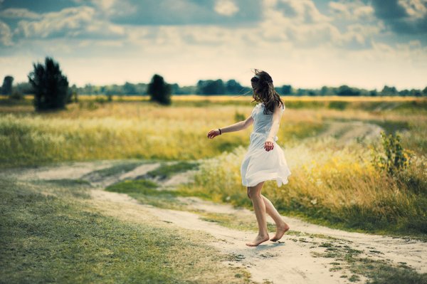 Девушка бежит в поле