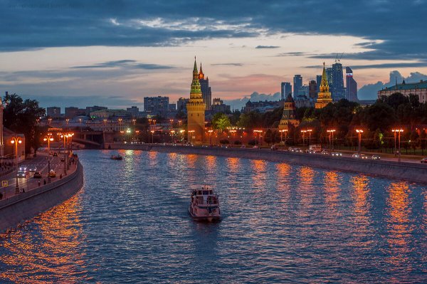 Москва Сити с кремлевской набережной
