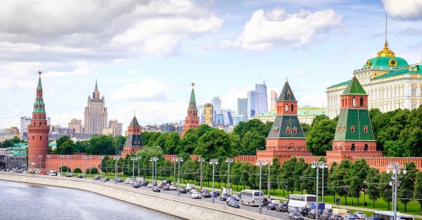 Кремль храм Христа Спасителя и лес