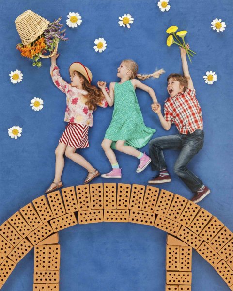 Яркие девушки летом