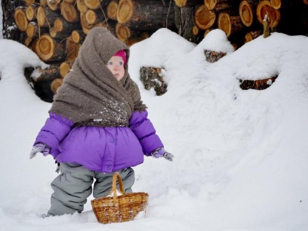 Укутанный ребенок зимой