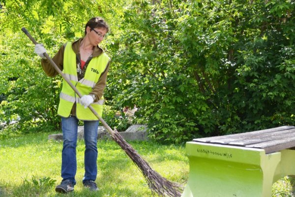 Юноша дворник