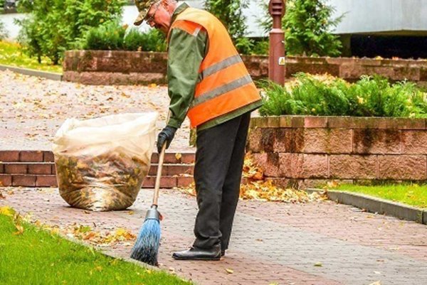Дворник подметает двор