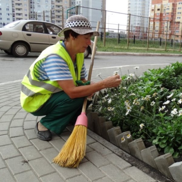 Человек подметает