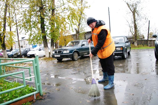 Дворник в детском саду