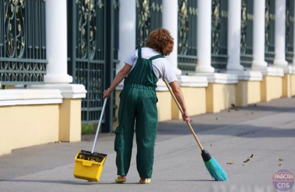 Дворник подметает