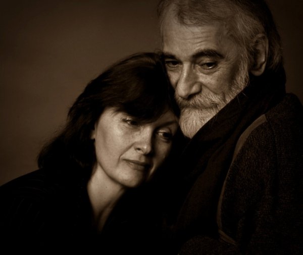 Красивые девушки и старики