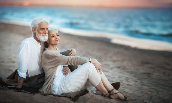 Пожилые мужчина и женщина