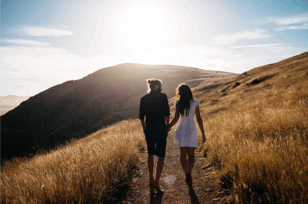 Парень с девушкой в горах