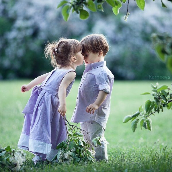 Мальчик и девочка трогательно